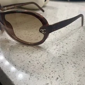 Women’s chanel sunglasses with case. Old classic style brown colored. CHANEL Vintage 91235 brown tortoise resin gold CC logo cat  main image 4